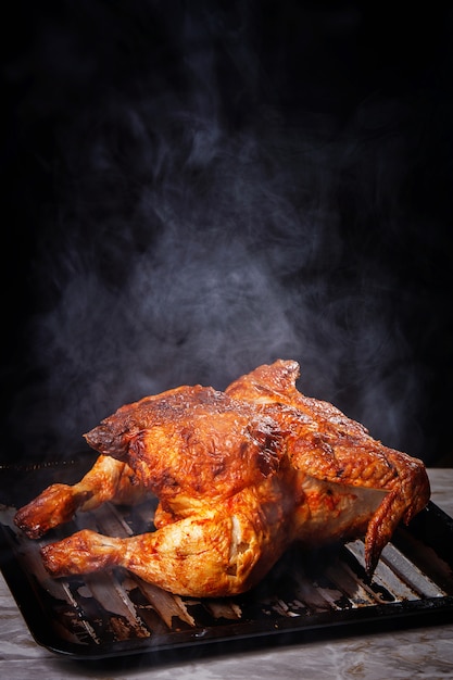 Köstliches Huhn auf dem Tisch