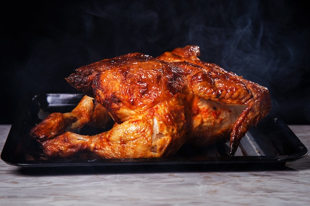 Köstliches Huhn auf dem Tisch