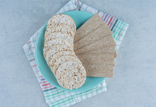 Köstliches Knäckebrot in der Platte auf Turm auf Marmor.