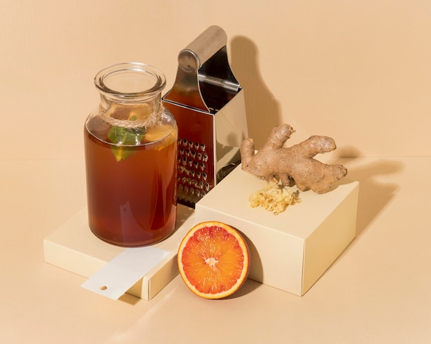 Köstliches Kombucha-Getränk-Arrangement