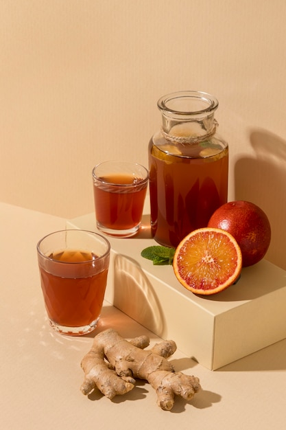 Köstliches kombucha-getränk-arrangement