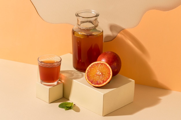 Köstliches Kombucha-Getränk-Arrangement