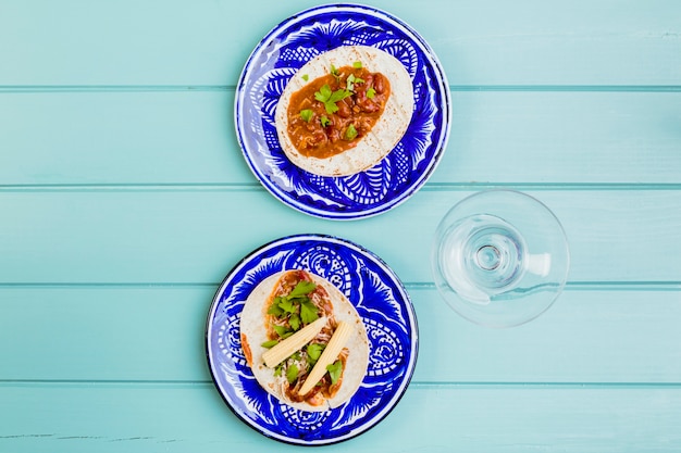 Kostenloses Foto köstliches mexikanisches essen auf tellern