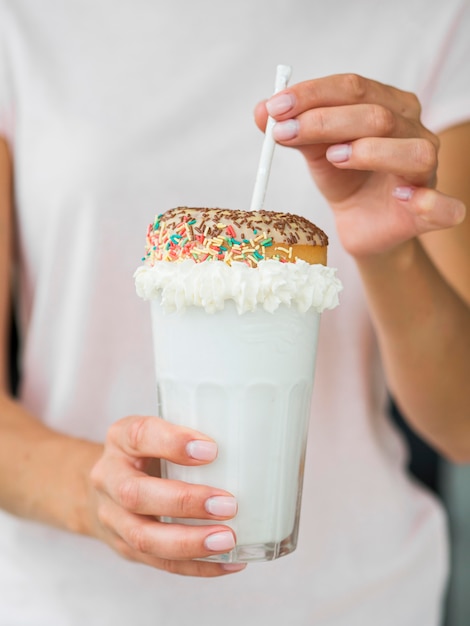 Kostenloses Foto köstliches milchshake-rezept mit donut