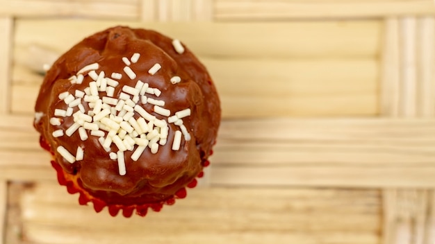 Köstliches Muffin der Draufsicht mit Schokolade