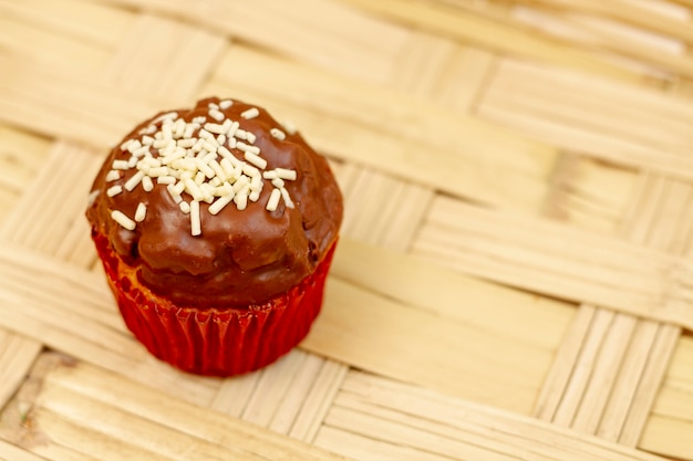 Köstliches Muffin der hohen Ansicht mit Schokolade