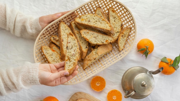 Köstliches orange Brötchen auf Tisch