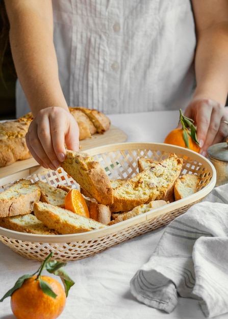 Köstliches orange Brötchen auf Tisch