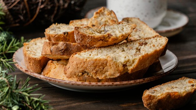 Köstliches orange Brötchen auf Tisch