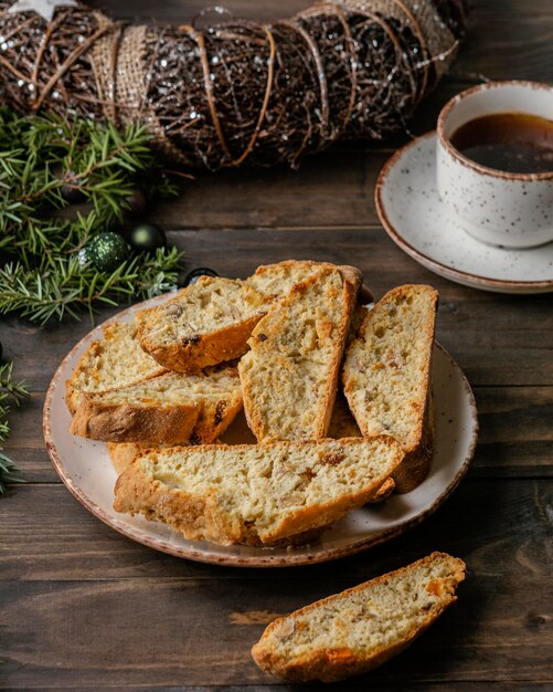 Köstliches orange Brötchen auf Tisch