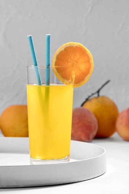 Köstliches Orangensaftgetränk mit Strohhalmen