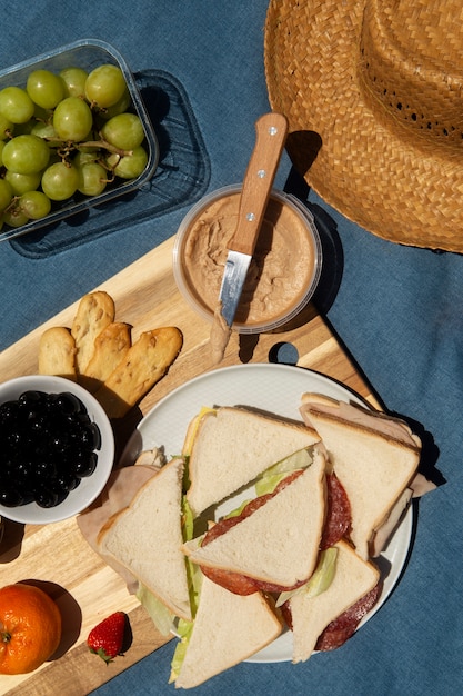 Kostenloses Foto köstliches picknick-stillleben