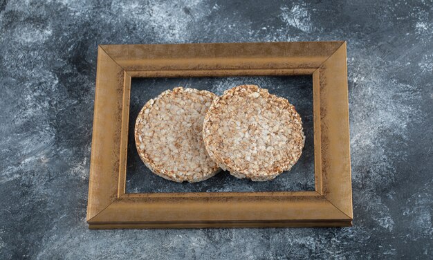 Köstliches Puffreisbrot in einem Rahmen.