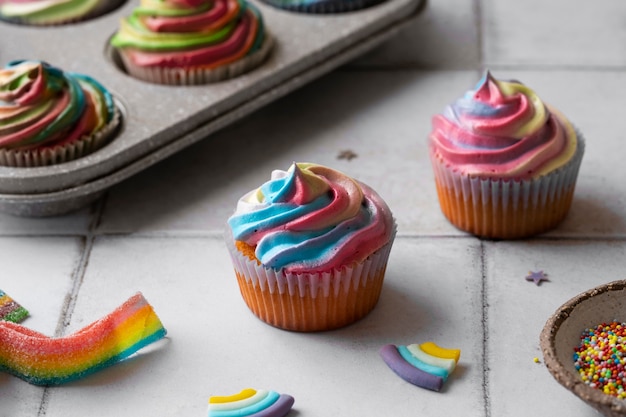 Kostenloses Foto köstliches regenbogenkuchen-stillleben