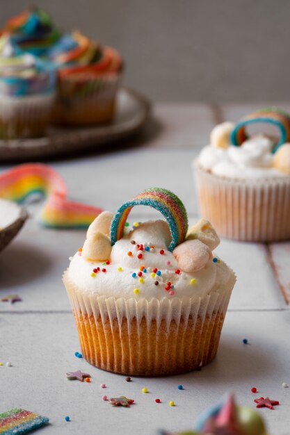 Köstliches Regenbogenkuchen-Stillleben