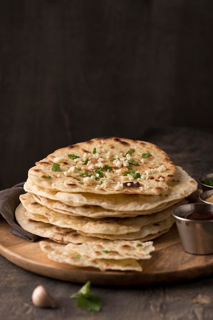 Köstliches Roti-Arrangement auf dem Tisch mit Kopierraum