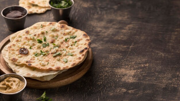 Köstliches Roti-Arrangement auf dem Tisch mit Kopierraum