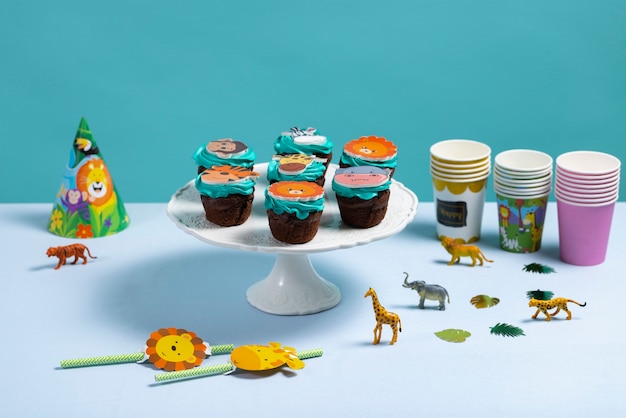 Kostenloses Foto köstliches safari-party-cupcakes-arrangement