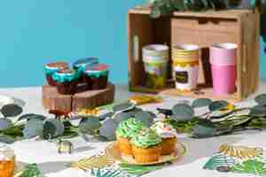 Kostenloses Foto köstliches safari-party-cupcakes-arrangement