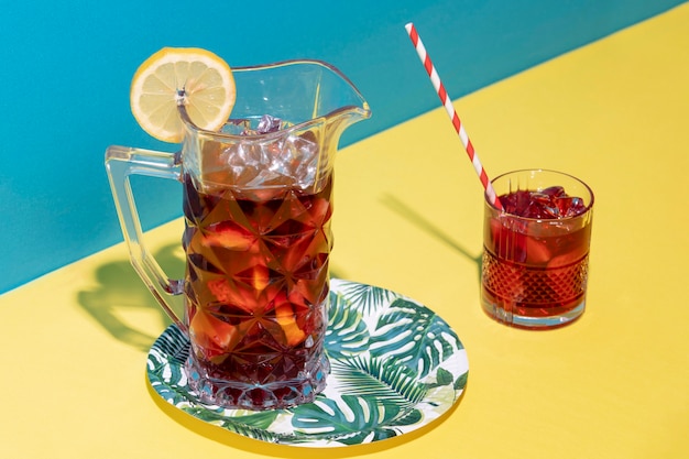 Köstliches Sangria-Arrangement mit hohem Winkel