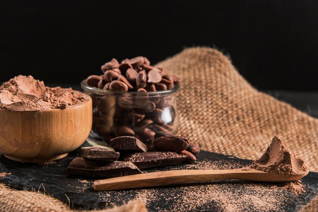 Köstliches Schokoladenarrangement auf dunklem Stoff