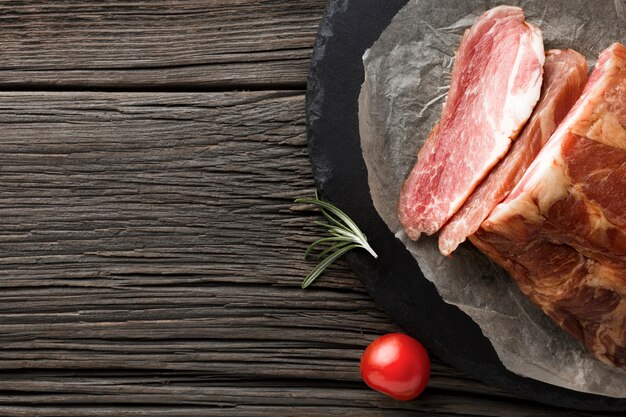 Köstliches Schweinefleisch der Draufsicht auf dem Tisch