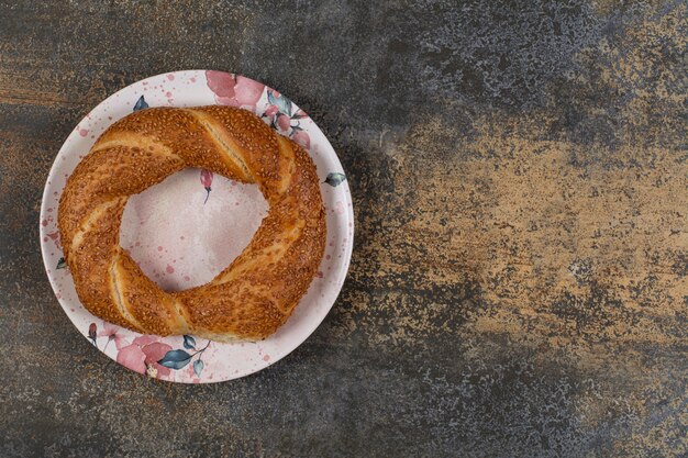 Köstliches Simit mit Sesam auf buntem Teller