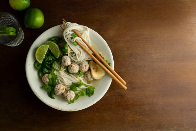 Köstliches Stillleben mit thailändischem Essen