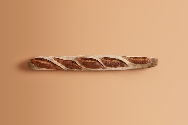 Kostenloses Foto köstliches traditionelles französisches knuspriges baguette, das von professionell gebacken wird, bereit, verbraucht zu werden, lokalisiert auf beigem hintergrund. bio-sauerteigprodukt. hausmannskost, bäckerei, naturkostkonzept.