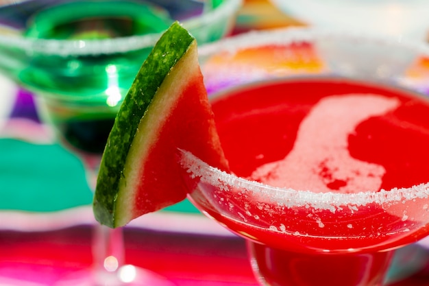 Köstliches Wassermelonengetränk im hohen Winkel