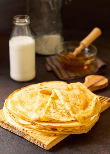 Kostenloses Foto köstliches winterkreppdessert und milch