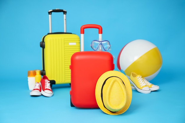 Kostenloses Foto koffergepäck für sommerreisen und urlaub