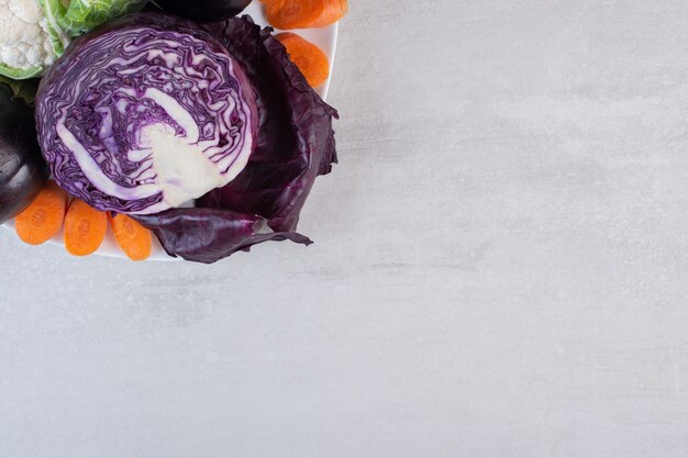 Kohl, Blumenkohl, Auberginen auf weißem Teller. Hochwertiges Foto