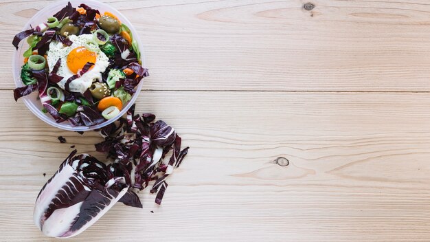 Kohl nahe Salat und Spiegeleiern