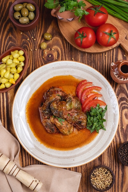 Kostenloses Foto kohl rollt fleisch tomaten tomaten grün oliven draufsicht