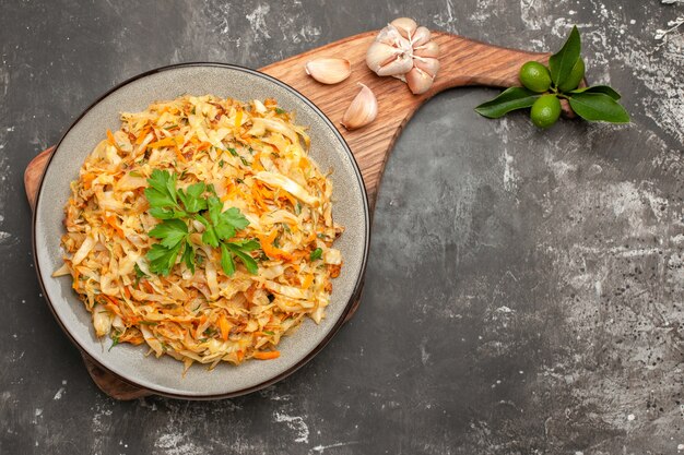 Kohl-Schale der Kohl-Knoblauch-Zitrusfrucht der oberen Nahansicht auf der Tafel