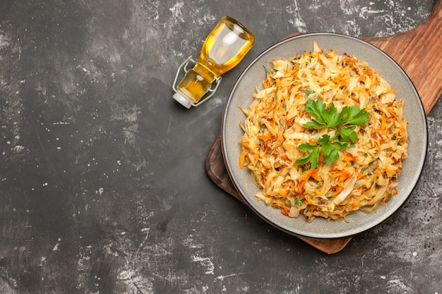 Kohl-Schüssel mit Kohl von oben auf dem Schneidebrett neben der Ölflasche