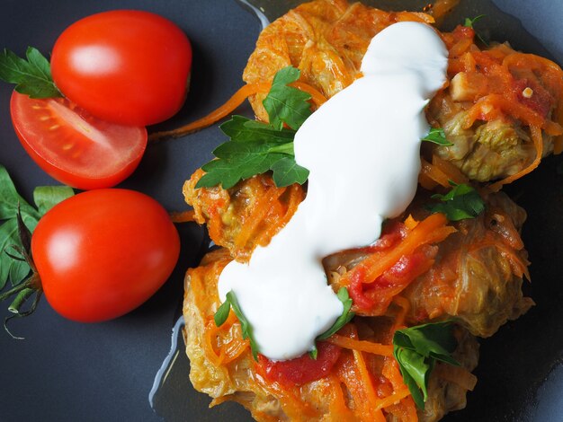 Gefüllter kohl mit tomatensauce, verziert mit petersilie | Kostenlose Foto