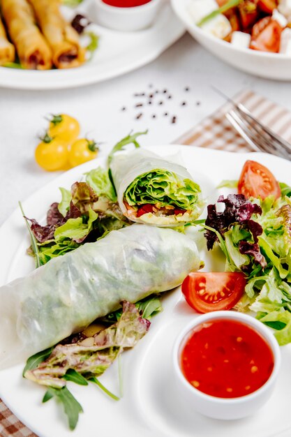 Kohlrouladen mit Tomaten und Sauce auf dem Tisch