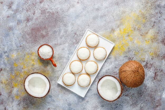 Kokos-marshmallow-kekse mit halber kokosnuss, draufsicht