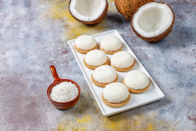 Kokos-Marshmallow-Kekse mit halber Kokosnuss, Draufsicht