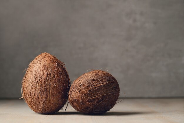 Kokosnüsse über Holztisch