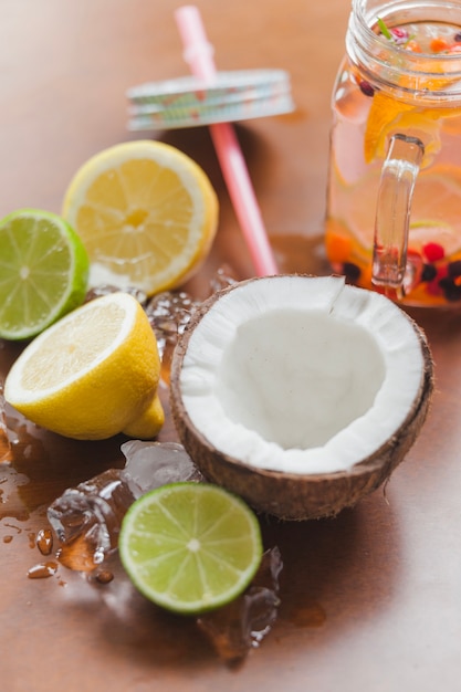 Kokosnuss und Zitronenfrüchten mit erfrischendem Getränk
