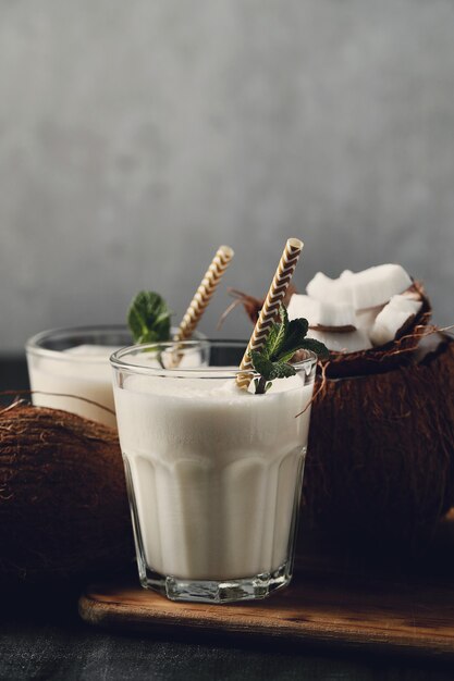 Kokosnusscocktail mit Strohhalm. Tropisches Getränk