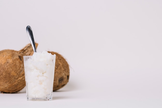 Kokosnussölglas mit Kopieraum