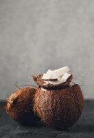 Kokosnussscheiben über kokosnuss. tropische frucht