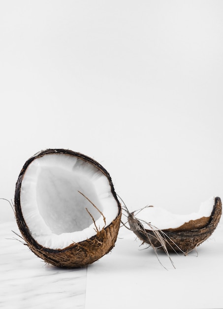 Kokosnussshell auf weißem Hintergrund