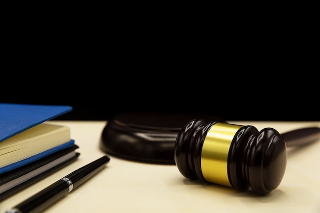 Kollaboratives Gesetz oder kollaborative Praxis, Scheidung oder Familienrecht auf einem Schreibtisch.