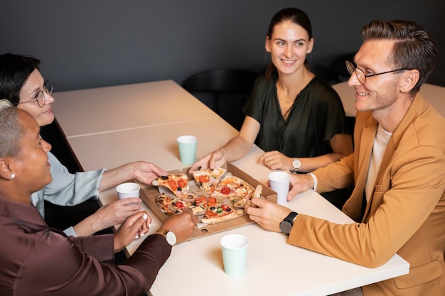 Kostenloses Foto kollegen beim pizzaessen hautnah