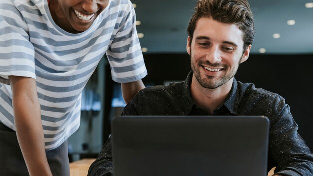 Kollegen besprechen ihre Arbeit am Laptop